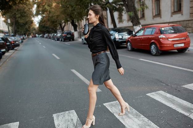 Adatti la donna graziosa che cammina per le vie di Città Vecchia