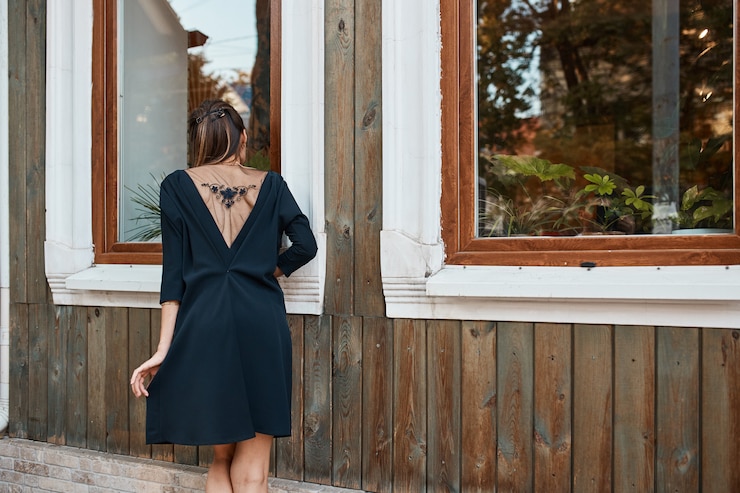 Foto gratuito adatti la donna graziosa che cammina per le vie di città vecchia