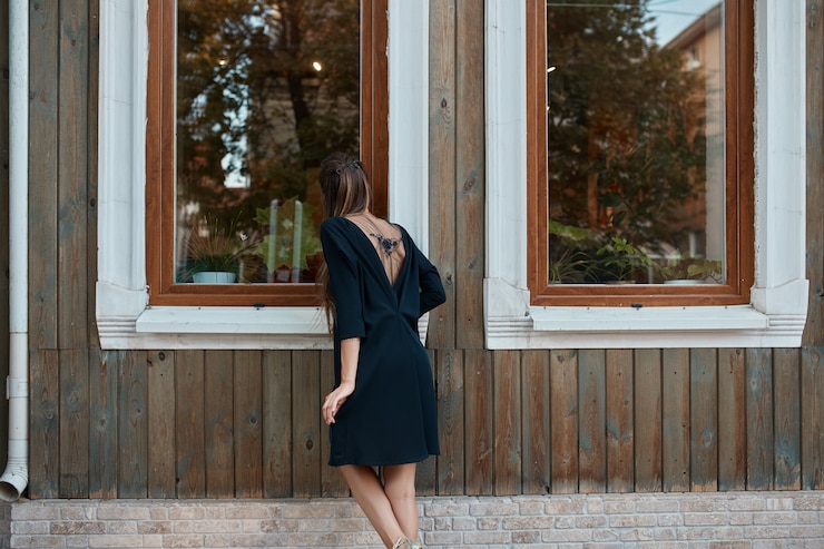 Foto gratuito adatti la donna graziosa che cammina per le vie di città vecchia
