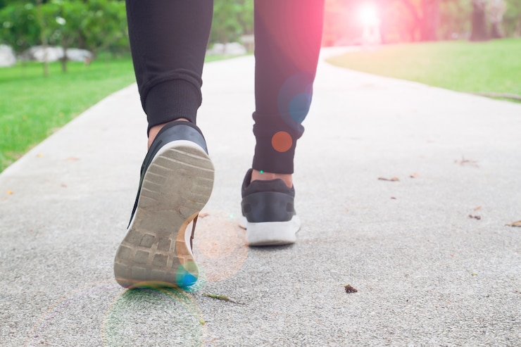 Foto gratuito addestramento benessere peso sano movimento a piedi