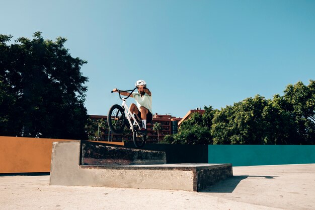 Addestramento del giovane nello skate park