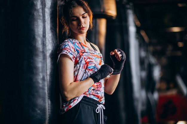 Addestramento del pugile della giovane donna alla palestra