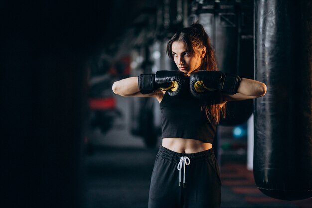 Addestramento del pugile della giovane donna alla palestra