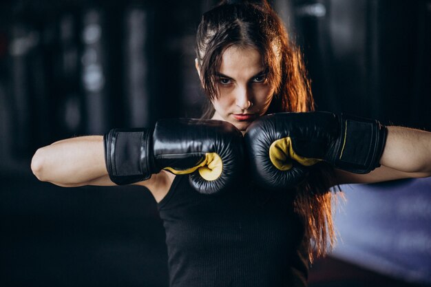 Addestramento del pugile della giovane donna alla palestra