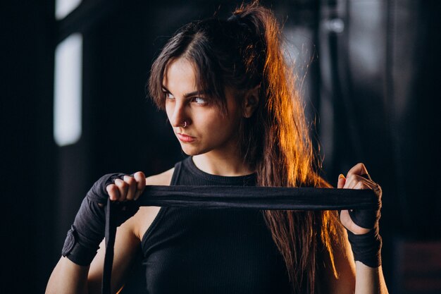 Addestramento del pugile della giovane donna alla palestra