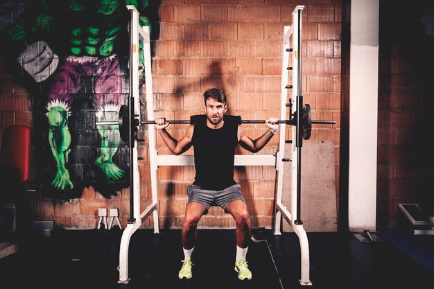 Addestramento dell&#39;uomo in palestra