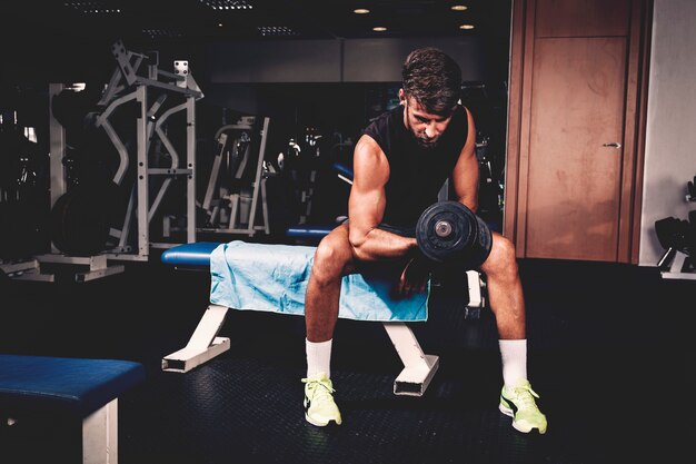 Addestramento dell&#39;uomo in palestra