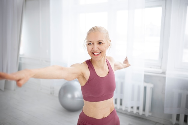 Addestramento della donna di smiley del colpo medio