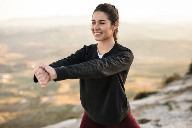 Addestramento della donna giovane e sorridente di vista frontale