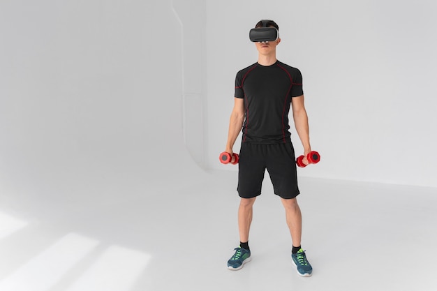 Addestramento uomo a tutto campo con gli occhiali vr