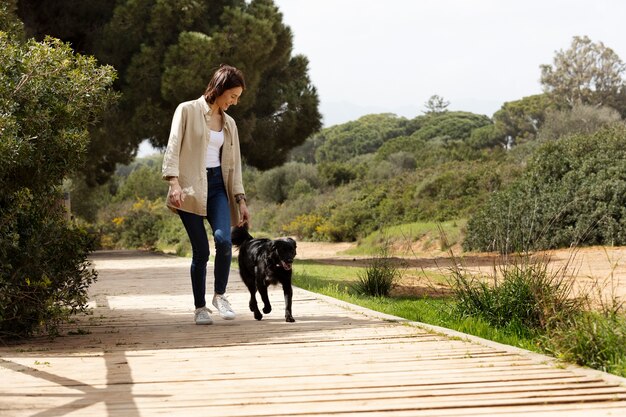 Addestratore di cani che interagisce con il proprio animale domestico