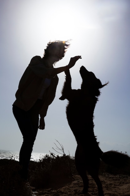 Addestratore di cani che interagisce con il proprio animale domestico