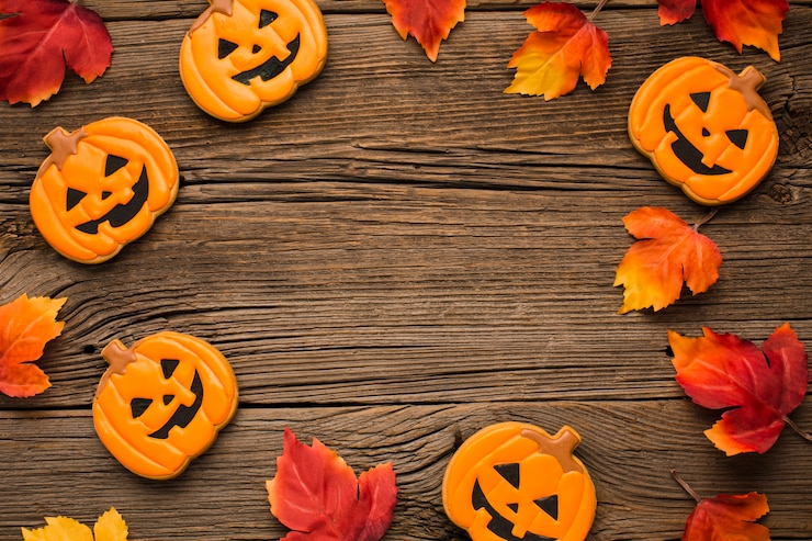 Foto gratuito adesivi festa di halloween su fondo in legno