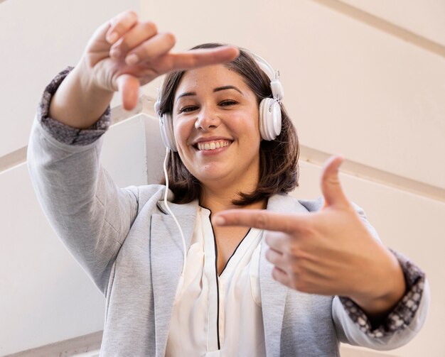 Adolescente casuale che ascolta la musica all'aperto