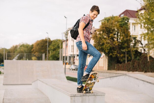 Adolescente che esegue acrobazia sul confine