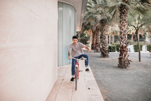 Adolescente che si equilibra sulla bici