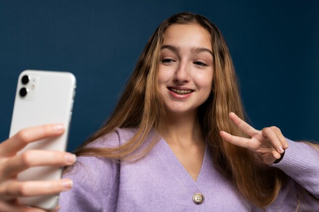 Adolescente che si fa un selfie