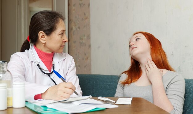 Adolescente che si lamenta del medico circa i sintomi