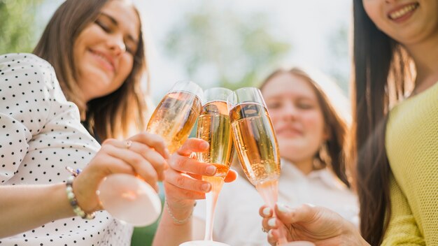 Adolescente con bicchieri di champagne