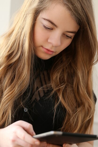 Adolescente con un tablet