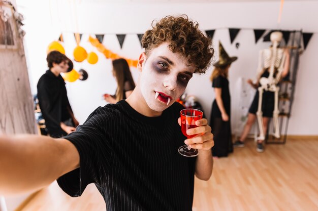 Adolescente con vampiro cupo alla festa di Halloween