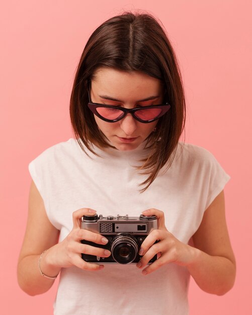 Adolescente del ritratto con la macchina fotografica