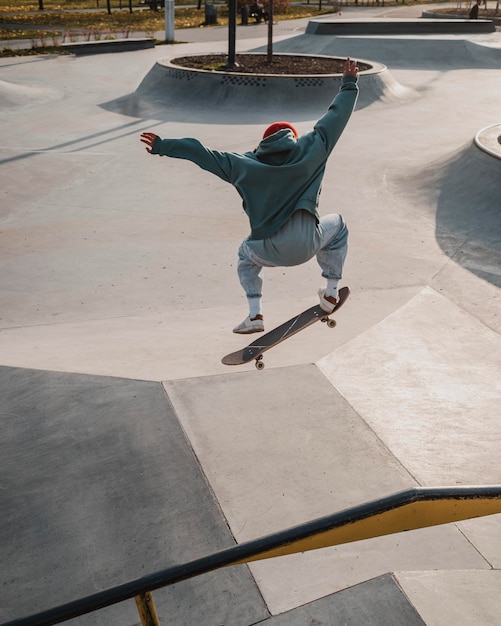 Adolescente divertendosi con lo skateboard