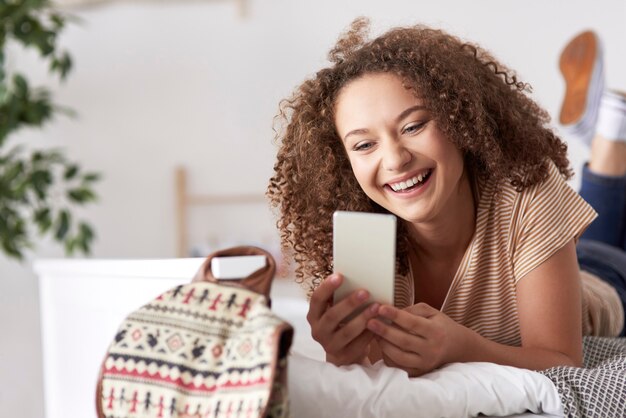 Adolescente felice che fa un selfie