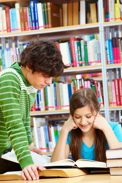 Adolescente godendo il libro