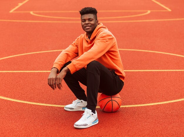 Adolescente in posa al campo da basket