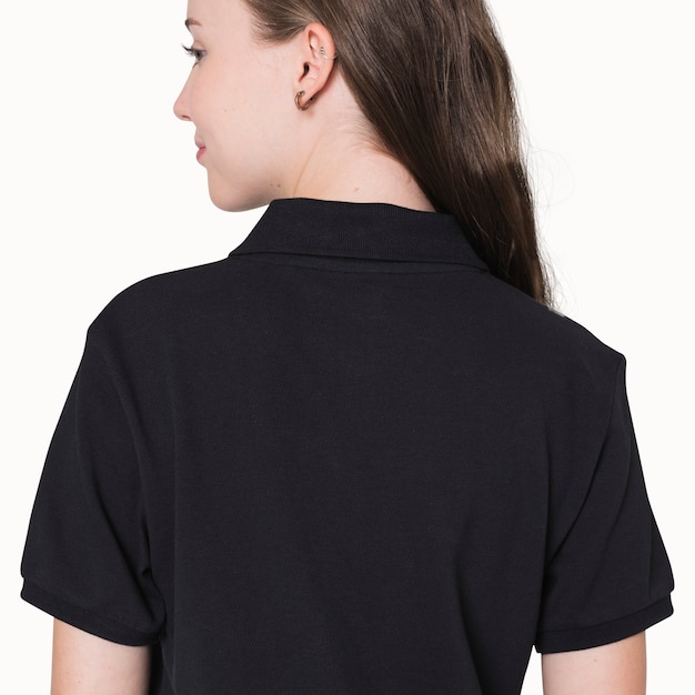 Adolescente in t-shirt polo nera per servizio sportivo giovanile di moda