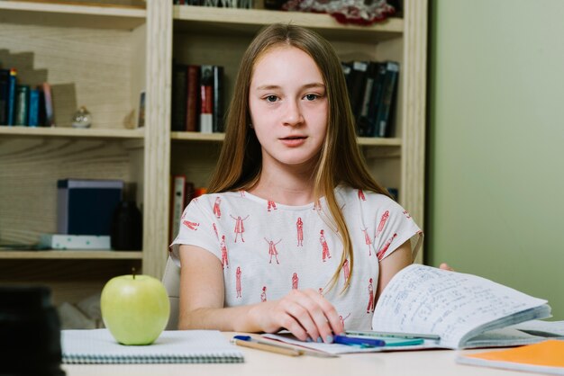 Adolescente, ragazza, seduta, scrivania