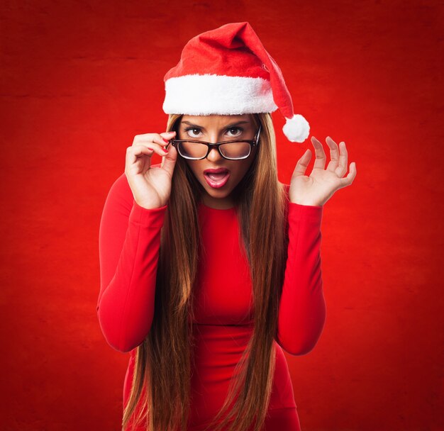 adolescente sexy con il cappello di Babbo Natale e bicchieri