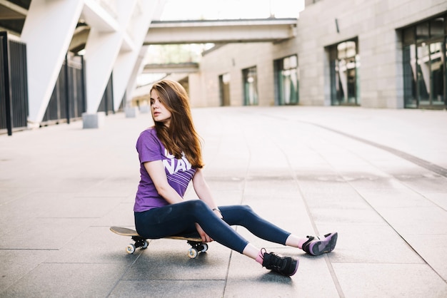 Adolescente, skateboard, vicino, costruzione