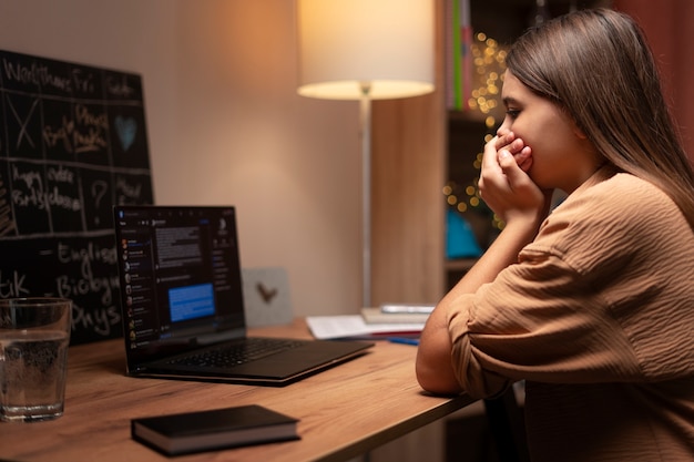 Adolescente sofferente di tiro medio che è vittima di cyberbullismo