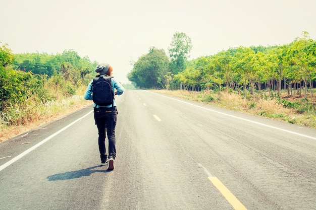 adolescente solitario godendo il viaggio