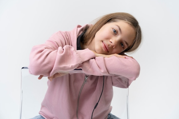 Adolescente sorridente del colpo medio che posa