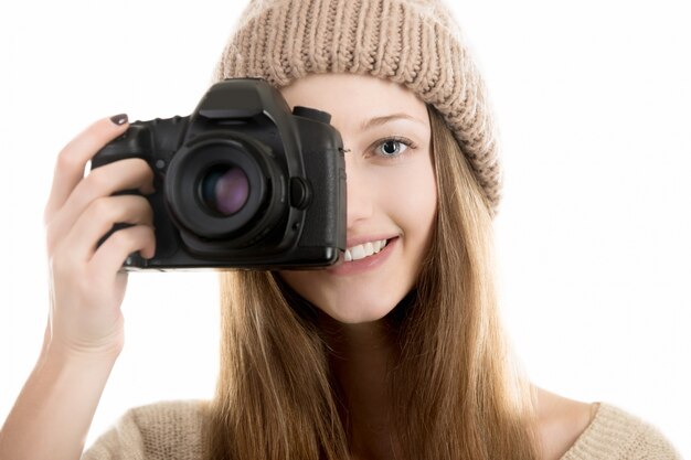 Adolescente sorridente prendere una fotografia