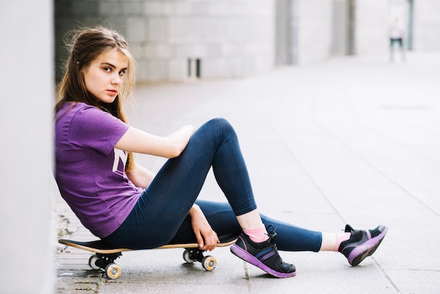 Adolescente stanco sullo skateboard