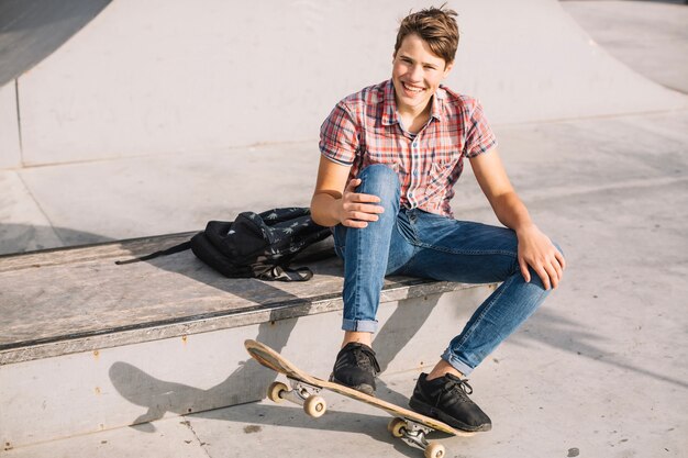 Adolescente sul bordo divertendosi con lo skateboard