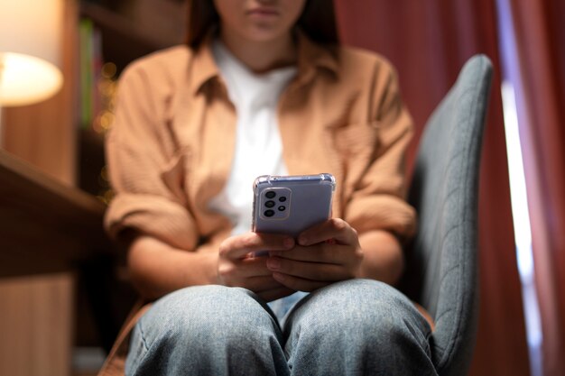 Adolescente triste di vista frontale che è vittima di cyberbullismo