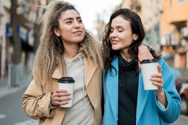 Adolescenti alla moda che camminano insieme