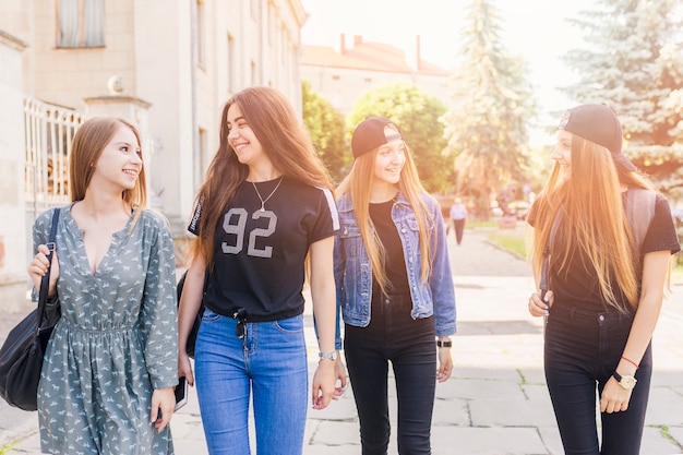 Adolescenti che camminano dopo la scuola