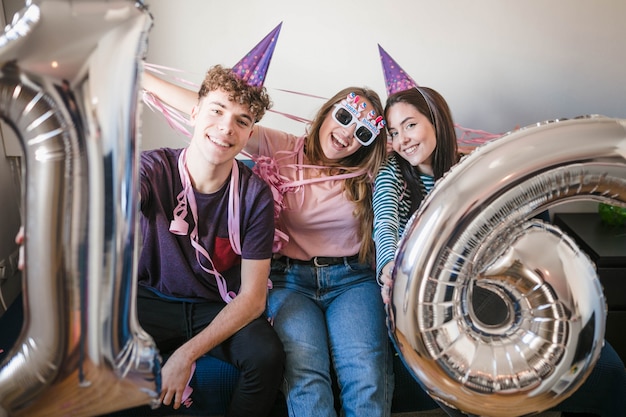 Adolescenti che celebrano la festa di compleanno