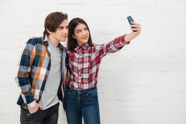 Adolescenti che prendono un selfie