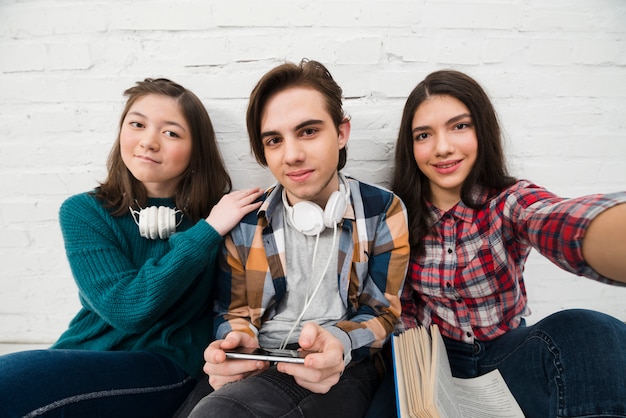 Adolescenti che prendono un selfie