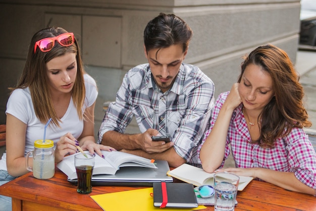 Adolescenti che studiano e lavorano insieme