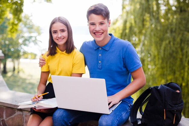 Adolescenti che studiano nel parco