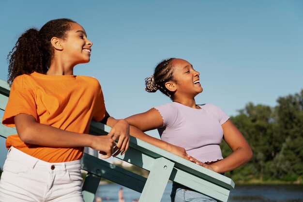 Adolescenti che trascorrono del tempo insieme in estate