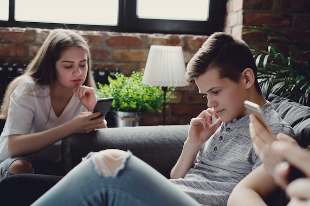 Adolescenti che utilizzano telefoni cellulari tramite telefoni cellulari